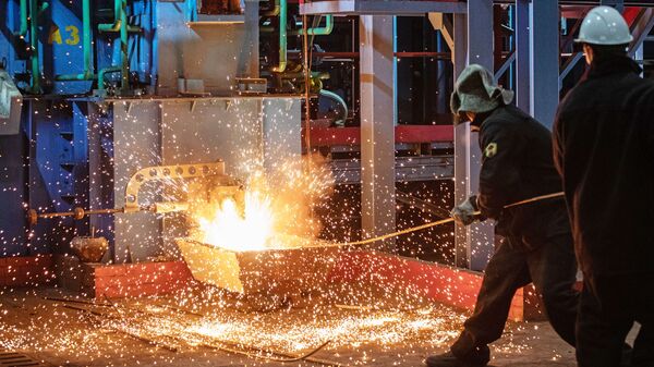 Рабочие у первой пилотной металлургической печи для выплавки чугуна из отходов металлургии в Мценске Рабочие у первой пилотной металлургической печи для выплавки чугуна из отходов металлургии в Мценске