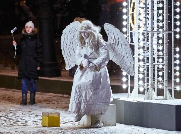 Уличный мим у Государственного Эрмитажа в Санкт-Петербурге Уличный мим у Государственного Эрмитажа в Санкт-Петербурге