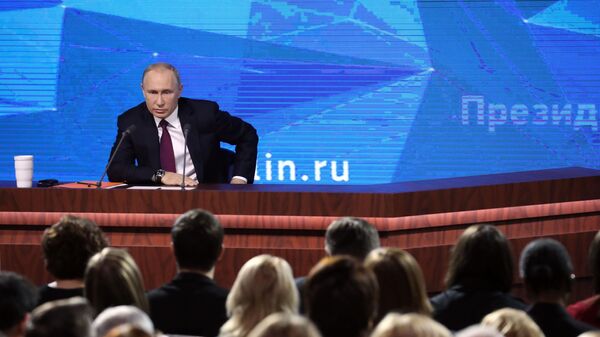 Президент РФ Владимир Путин во время ежегодной большой пресс-конференции Президент РФ Владимир Путин во время ежегодной большой пресс-конференции