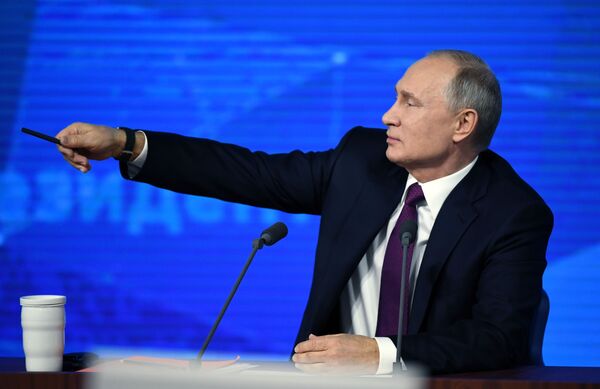 Президент РФ Владимир Путин во время ежегодной большой пресс-конференции Президент РФ Владимир Путин во время ежегодной большой пресс-конференции