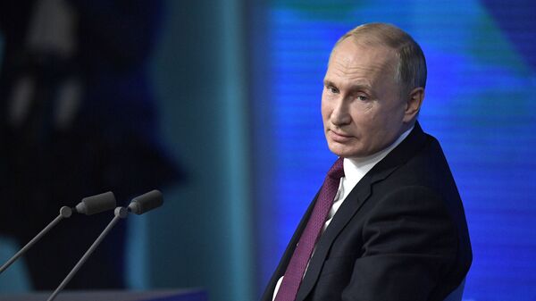 Президент РФ Владимир Путин во время ежегодной большой пресс-конференции Президент РФ Владимир Путин во время ежегодной большой пресс-конференции