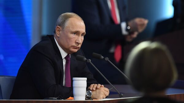 Президент РФ Владимир Путин во время ежегодной большой пресс-конференции Президент РФ Владимир Путин во время ежегодной большой пресс-конференции