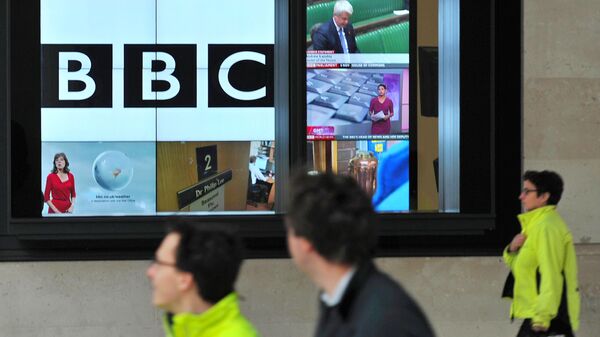 Трансляция программы канала BBC на телеэкране в Лондоне, Великобритания Трансляция программы канала BBC на телеэкране в Лондоне, Великобритания