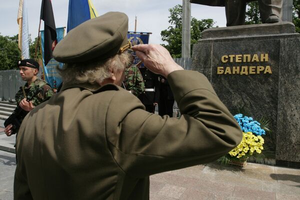Ветераны УПА у памятника Степану Бандере в центре Львова Ветераны УПА у памятника Степану Бандере в центре Львова