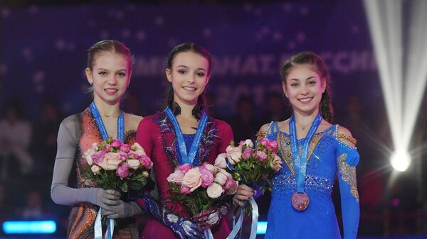 Александра Трусова, Анна Щербакова, Алёна Косторная (слева направо)