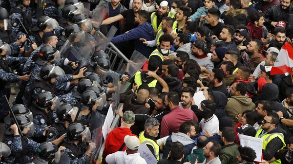 Демонстранты на митинге в центре Бейрута, Ливан. 23 декабря 2018 Демонстранты на митинге в центре Бейрута, Ливан. 23 декабря 2018