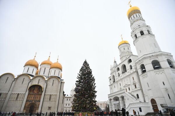 Украшенная новогодняя елка на Соборной площади Московского Кремля Украшенная новогодняя елка на Соборной площади Московского Кремля