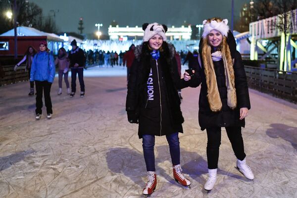 Отдыхающие на открытии катка в рамках восьмого зимнего сезона в Парке Горького в Москве Отдыхающие на открытии катка в рамках восьмого зимнего сезона в Парке Горького в Москве