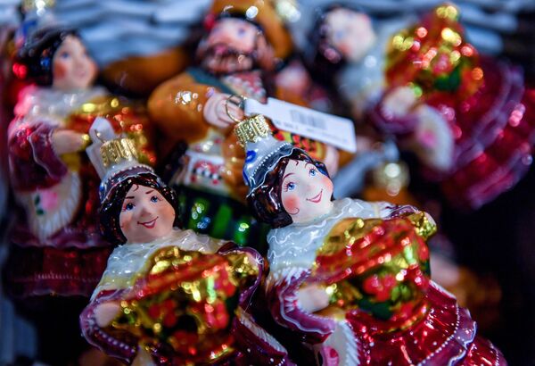 Елочные игрушки в торговом центре ГУМ в Москве Елочные игрушки в торговом центре ГУМ в Москве