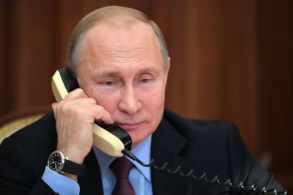 Президент РФ Владимир Путин во время разговора по телефону с одним из участников проекта Мечтай со мной Арсланом Каипкуловым. 25 декабря 2018 Президент РФ Владимир Путин во время разговора по телефону с одним из участников проекта Мечтай со мной Арсланом Каипкуловым. 25 декабря 2018