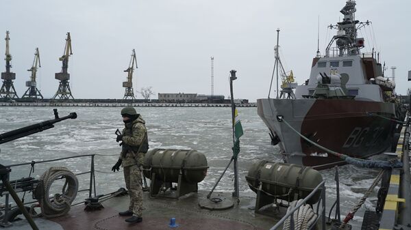 Украинский военнослужащий на борту корабля береговой охраны в порту Мариуполя Украинский военнослужащий на борту корабля береговой охраны в порту Мариуполя