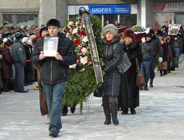 Похороны погибших на АПЛ Нерпа в Комсомольске-на-Амуре Похороны погибших на АПЛ Нерпа в Комсомольске-на-Амуре