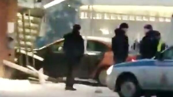 Стоп-кадр видео очевидца аварии на КПП аэропорта Домодедово Стоп-кадр видео очевидца аварии на КПП аэропорта Домодедово