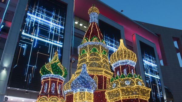 Новогодние декорации собора Василия Блаженного у торгово-развлекательного центра Европейский на площади Киевского вокзала в Москве Новогодние декорации собора Василия Блаженного у торгово-развлекательного центра Европейский на площади Киевского вокзала в Москве