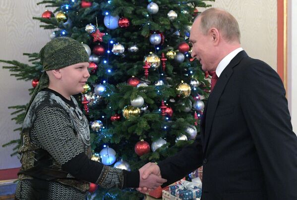 Президент РФ Владимир Путин и участник проекта Мечтай со мной Коля Кузнецов Президент РФ Владимир Путин и участник проекта Мечтай со мной Коля Кузнецов