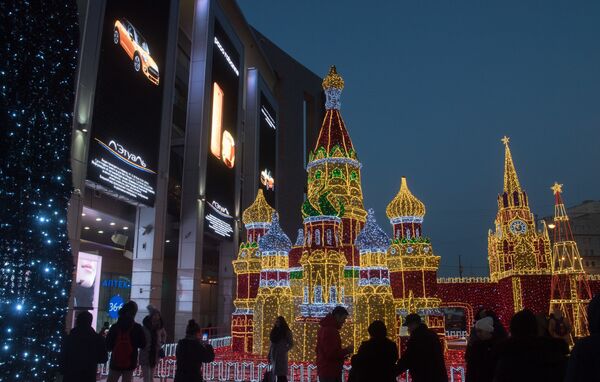 Новогодние декорации в виде Кремля, собора Василия Блаженного и Шаболовской телевизионной башни у торгово-развлекательного центра Европейский на площади Киевского вокзала в Москве Новогодние декорации в виде Кремля, собора Василия Блаженного и Шаболовской телевизионной башни у торгово-развлекательного центра Европейский на площади Киевского вокзала в Москве