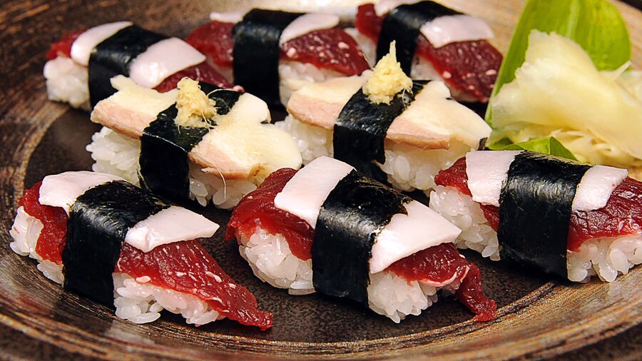 Суши из китового мяса в одном из ресторанов Японии Суши из китового мяса в одном из ресторанов Японии