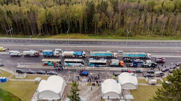 Участники автопробега на церемонии старта строительства криоАЗС Газпром Участники автопробега на церемонии старта строительства криоАЗС Газпром