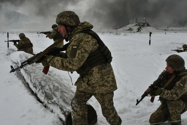 Солдаты украинской армии принимают участие в военных учениях близ села Десна Черниговской области Солдаты украинской армии принимают участие в военных учениях близ села Десна Черниговской области