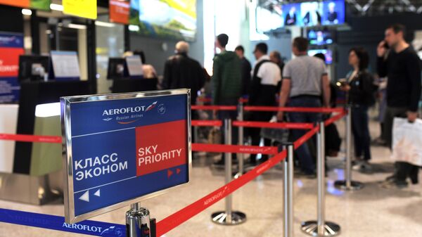 Пассажиры в терминале B международного аэропорта Шереметьево Пассажиры в терминале B международного аэропорта Шереметьево