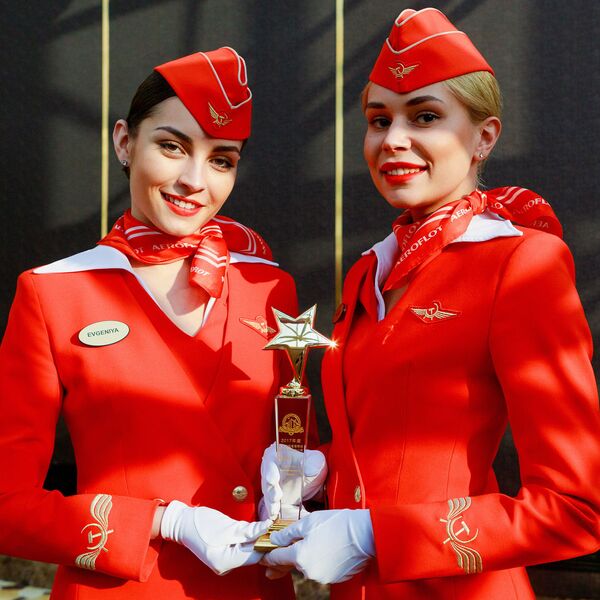 Премия Flyer Award 2018 в руках сотрудниц авиакомпании Аэрофлот Премия Flyer Award 2018 в руках сотрудниц авиакомпании Аэрофлот