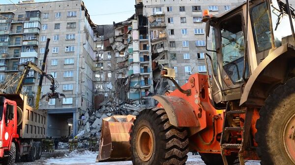 Специальная техника на месте обрушения одного из подъездов жилого дома на проспекте Карла Маркса в Магнитогорске Специальная техника на месте обрушения одного из подъездов жилого дома на проспекте Карла Маркса в Магнитогорске