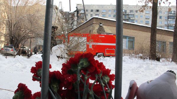 Цветы неподалеку от места обрушения одного из подъездов жилого дома на проспекте Карла Маркса дом 164 в Магнитогорске. 1 января 2019 Цветы неподалеку от места обрушения одного из подъездов жилого дома на проспекте Карла Маркса дом 164 в Магнитогорске. 1 января 2019