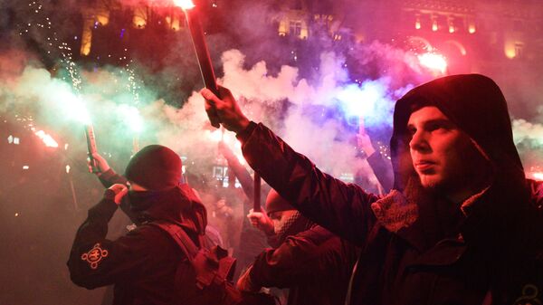 Участники факельного шествия националистов, приуроченного к 110-й годовщине со дня рождения Степана Бандеры в Киеве. 1 января 2019 Участники факельного шествия националистов, приуроченного к 110-й годовщине со дня рождения Степана Бандеры в Киеве. 1 января 2019