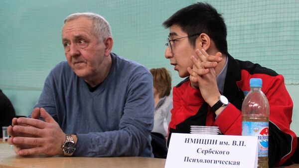 Психолог работает с мужчиной в школе №14, где размещены пострадавшие от обрушения одного из подъездов жилого дома в Магнитогорске. 3 января 2019 Психолог работает с мужчиной в школе №14, где размещены пострадавшие от обрушения одного из подъездов жилого дома в Магнитогорске. 3 января 2019