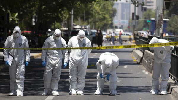 Полиция осматривает место происшествия после взрыва на автобусной остановке в центре Сантьяго, Чили. 4 января 2019 Полиция осматривает место происшествия после взрыва на автобусной остановке в центре Сантьяго, Чили. 4 января 2019