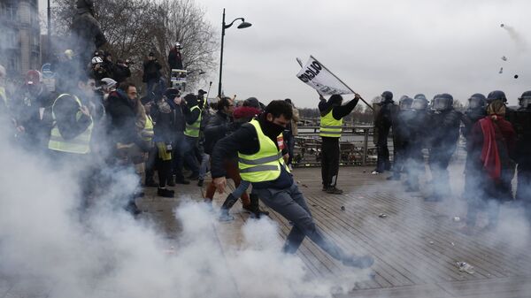 Демонстранты во время акций желтых жилетов во Франции
