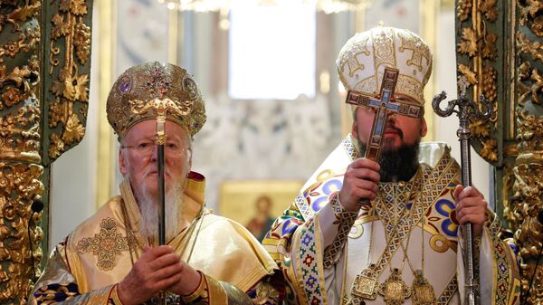 Константинопольский патриарх Варфоломей и митрополит Епифаний после передачи томоса об автокефалии в Георгиевском соборе Вселенского патриархата в Стамбуле Константинопольский патриарх Варфоломей и митрополит Епифаний после передачи томоса об автокефалии в Георгиевском соборе Вселенского патриархата в Стамбуле