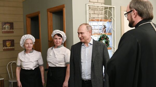 Президент РФ Владимир Путин во время посещения Детского хосписа в Санкт-Петербурге. 6 января 2019 Президент РФ Владимир Путин во время посещения Детского хосписа в Санкт-Петербурге. 6 января 2019