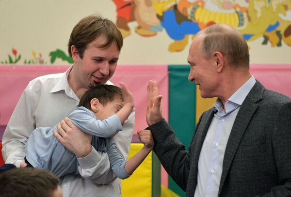 Президент РФ Владимир Путин во время посещения Детского хосписа в Санкт-Петербурге. 6 января 2019 Президент РФ Владимир Путин во время посещения Детского хосписа в Санкт-Петербурге. 6 января 2019