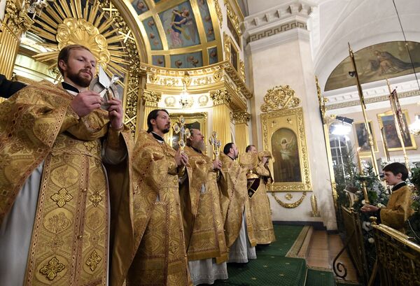 Священнослужители во время Рождественского богослужения в Спасо-Преображенском соборе всей гвардии в Санкт-Петербурге. 7 января 2019 Священнослужители во время Рождественского богослужения в Спасо-Преображенском соборе всей гвардии в Санкт-Петербурге. 7 января 2019