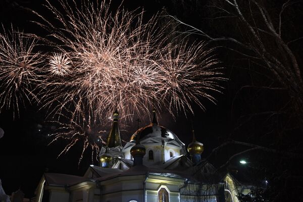 Праздничный фейерверк возле Вознесенского кафедрального собора в Новосибирске в честь Рождества Христова. 6 января 2019 Праздничный фейерверк возле Вознесенского кафедрального собора в Новосибирске в честь Рождества Христова. 6 января 2019