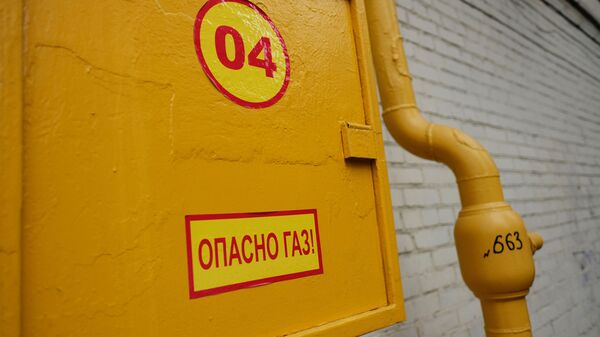 Труба газопровода на фасаде здания Труба газопровода на фасаде здания