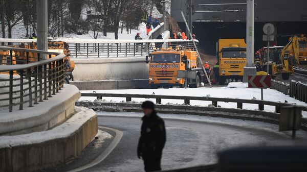 Ситуация у Тушинского тоннеля Волоколамского шоссе в Москве, подтопленного после провала грунта Ситуация у Тушинского тоннеля Волоколамского шоссе в Москве, подтопленного после провала грунта