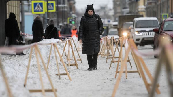 Ограждения на Суворовском проспекте в Санкт-Петербурге, где работники коммунальных служб убирают снег с крыш домов Ограждения на Суворовском проспекте в Санкт-Петербурге, где работники коммунальных служб убирают снег с крыш домов