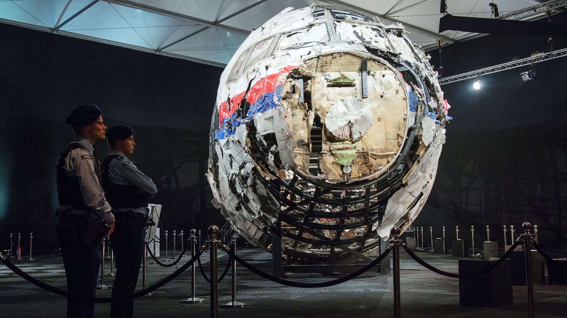 Представление доклада об обстоятельствах крушения лайнера Boeing 777 Malaysia Airlines (рейс MH17) в Нидерландах Представление доклада об обстоятельствах крушения лайнера Boeing 777 Malaysia Airlines (рейс MH17) в Нидерландах - РИА Новости, 1920, 16.10.2020