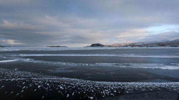 Лед на замерзшем озере Байкал