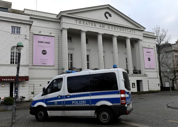 Полицейский автомобиль у театра Бремена, где произошло нападение на депутата бундестага Франка Магница. 8 января 2019 Полицейский автомобиль у театра Бремена, где произошло нападение на депутата бундестага Франка Магница. 8 января 2019