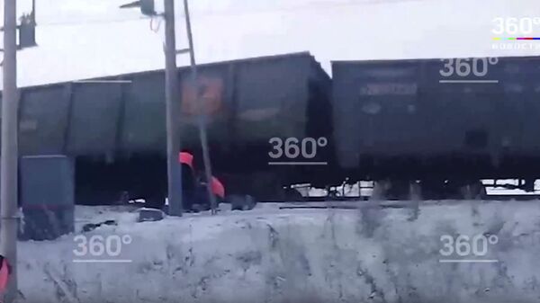 Скриншот видео с места схода вагонов грузового поезда под Иркутском. 12 января 2019 
