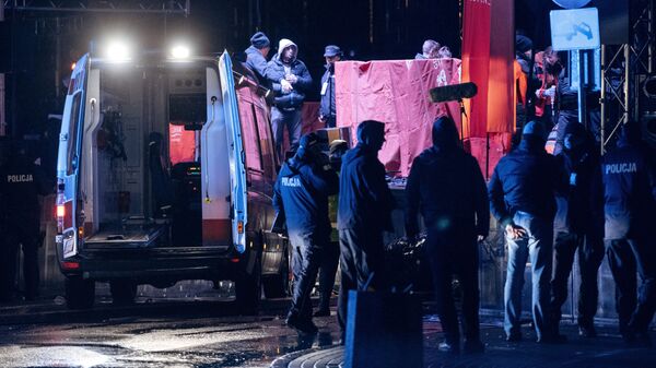 Сотрудники экстренных служб Польши на месте нападения на мэра Гданьска Павла Адамовича. 13 января 2019 Сотрудники экстренных служб Польши на месте нападения на мэра Гданьска Павла Адамовича. 13 января 2019