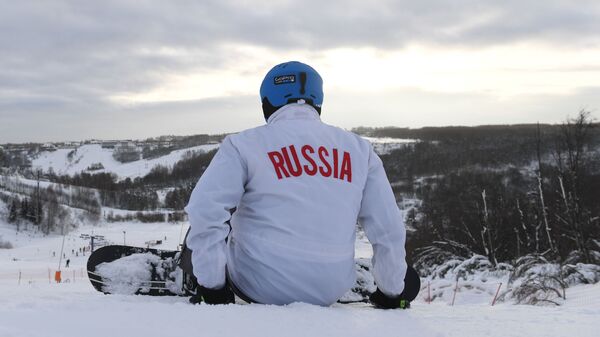 Сноубордист на территории спортивного парка Волен в Московской области Сноубордист на территории спортивного парка Волен в Московской области