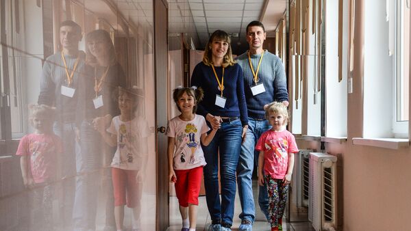 Кандидаты в приемные родители вместе с воспитанницами одного из детских домов Кандидаты в приемные родители вместе с воспитанницами одного из детских домов