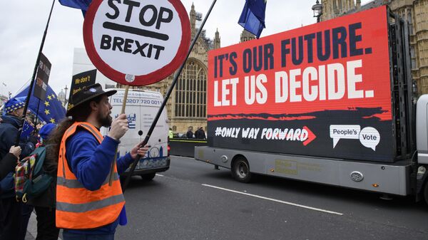 Участники акции против Brexit у здания парламента Великобритании в Лондоне. 15 января 2019 Участники акции против Brexit у здания парламента Великобритании в Лондоне. 15 января 2019