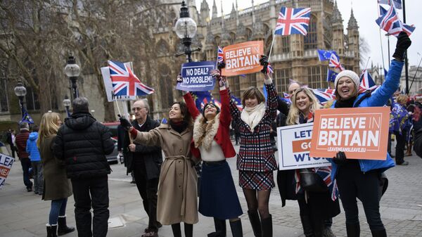 Участники акции против Brexit у здания парламента Великобритании в Лондоне. 15 января 2019 Участники акции против Brexit у здания парламента Великобритании в Лондоне. 15 января 2019