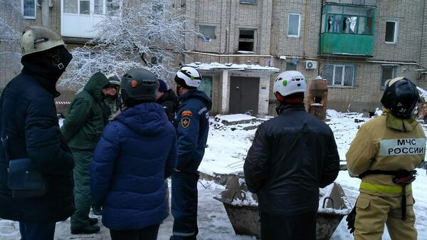 Жильцы дома в Шахтах забирают свои вещи Жильцы дома в Шахтах забирают свои вещи
