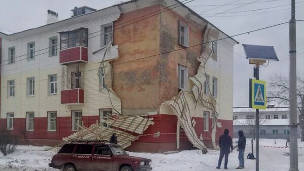 В доме на улице Гагарина в городе Сухой Лог от стены оторвался сайдинг В доме на улице Гагарина в городе Сухой Лог от стены оторвался сайдинг